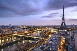 Fitch retrogradează ratingul Franţei intrate în criză politică la cel mai mic nivel atribuit vreodată